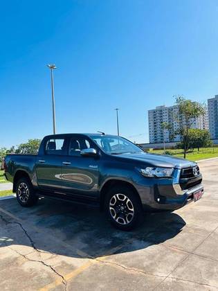 TOYOTA HILUX 2.8 D-4D TURBO DIESEL CD SRV 4X4 AUTOMÁTICO